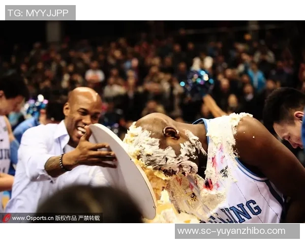 马布里退役第一天回“家”球迷献上定制款生日蛋糕